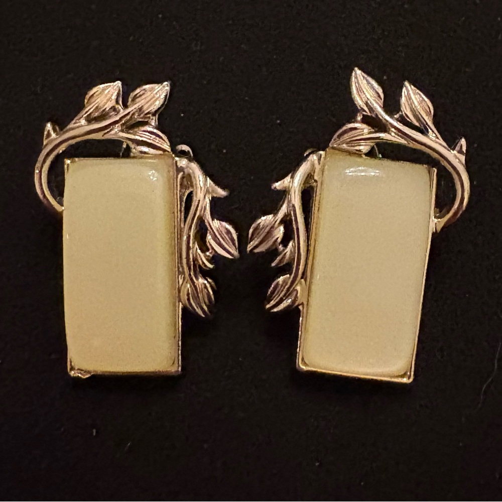 Stunning Vintage Coro Moonglow lucite clip on‎ earrings